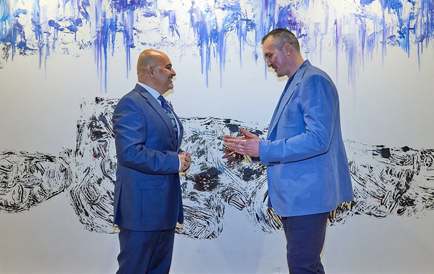 Nour Nouri (links), Direktor der Pashmin Art Gallery, und Alexander Dik vor dem Großformat "Erdreichtum" (200 x 350 cm).